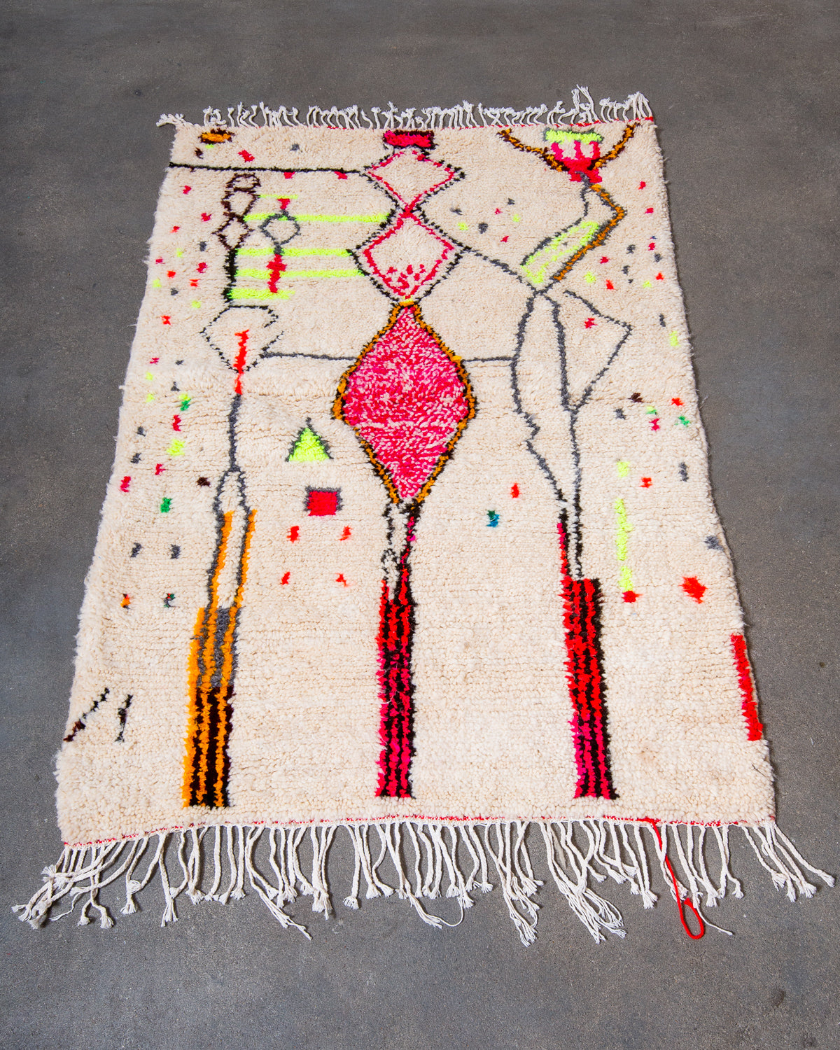 Modern designer handcrafted Berber rug from Morocco. Azilal rug with beautiful colours and patterns. Made of sheep’s wool and colourful cotton.